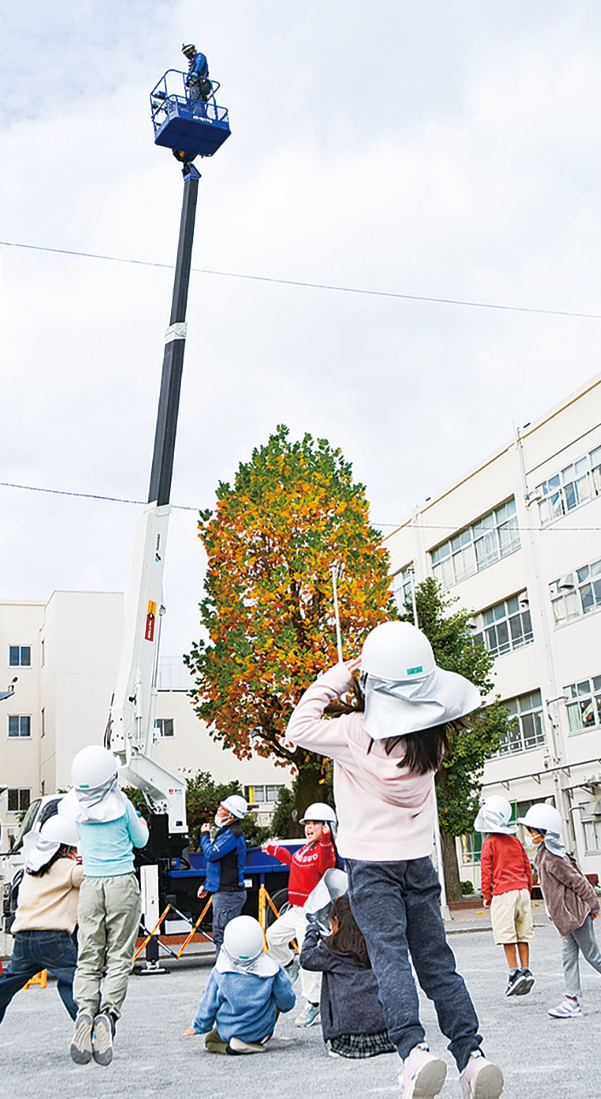 迫力の作業、小学生に実演