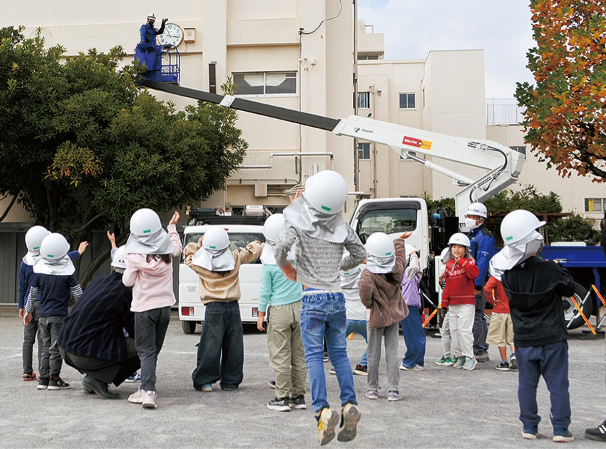 アームが伸びる様子を見てジャンプして喜ぶ小学生