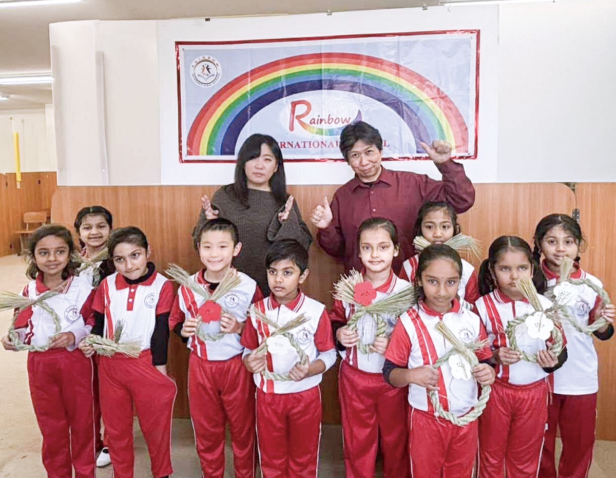 インド児童としめ縄作り