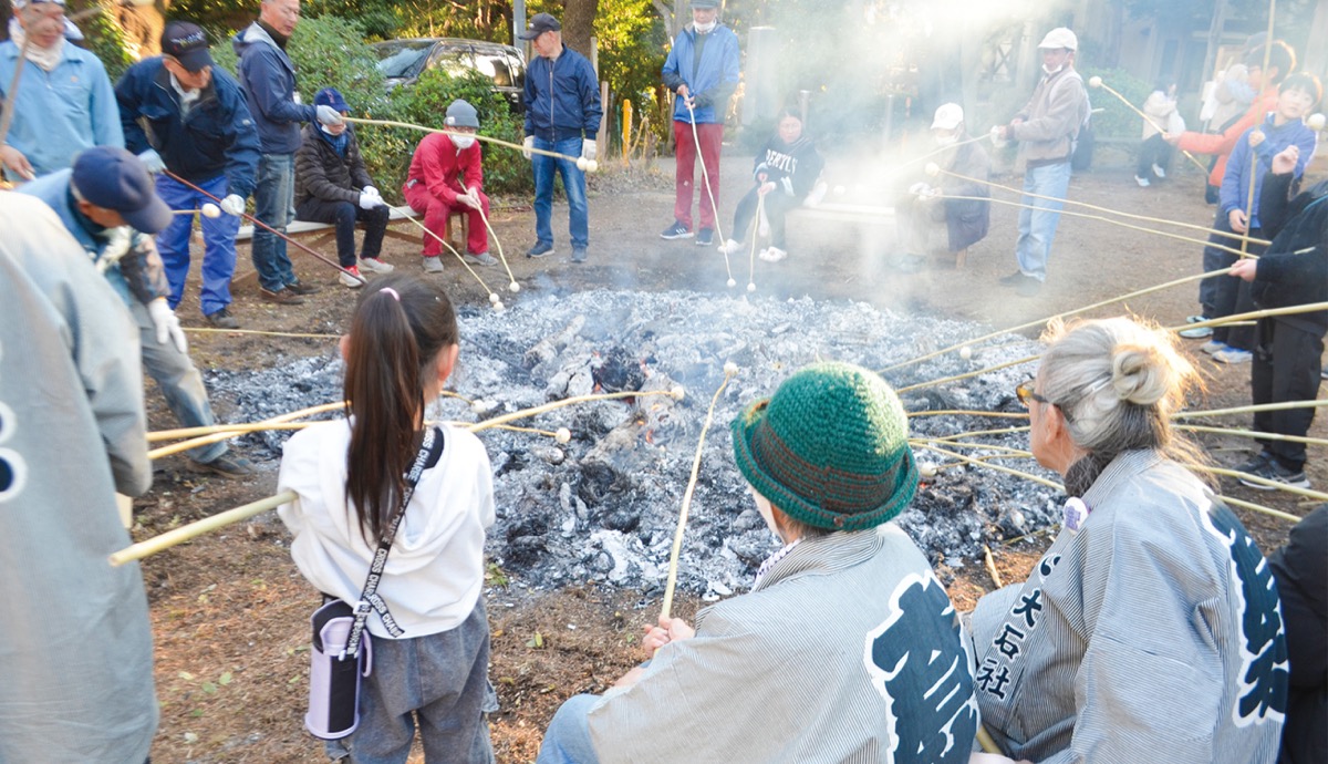 大人に見守られ、子どももどんど焼きを体験