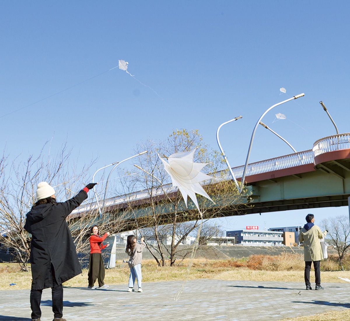 凧揚げで空に形を描く