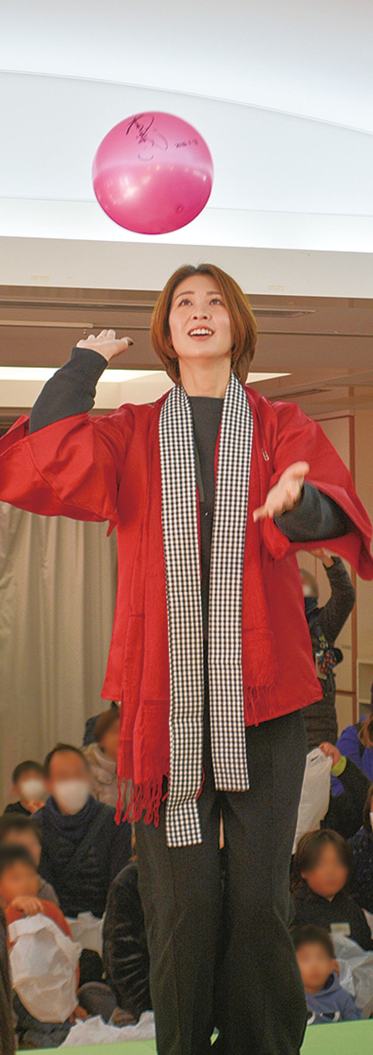 サイン入りボールを打つ木村さん