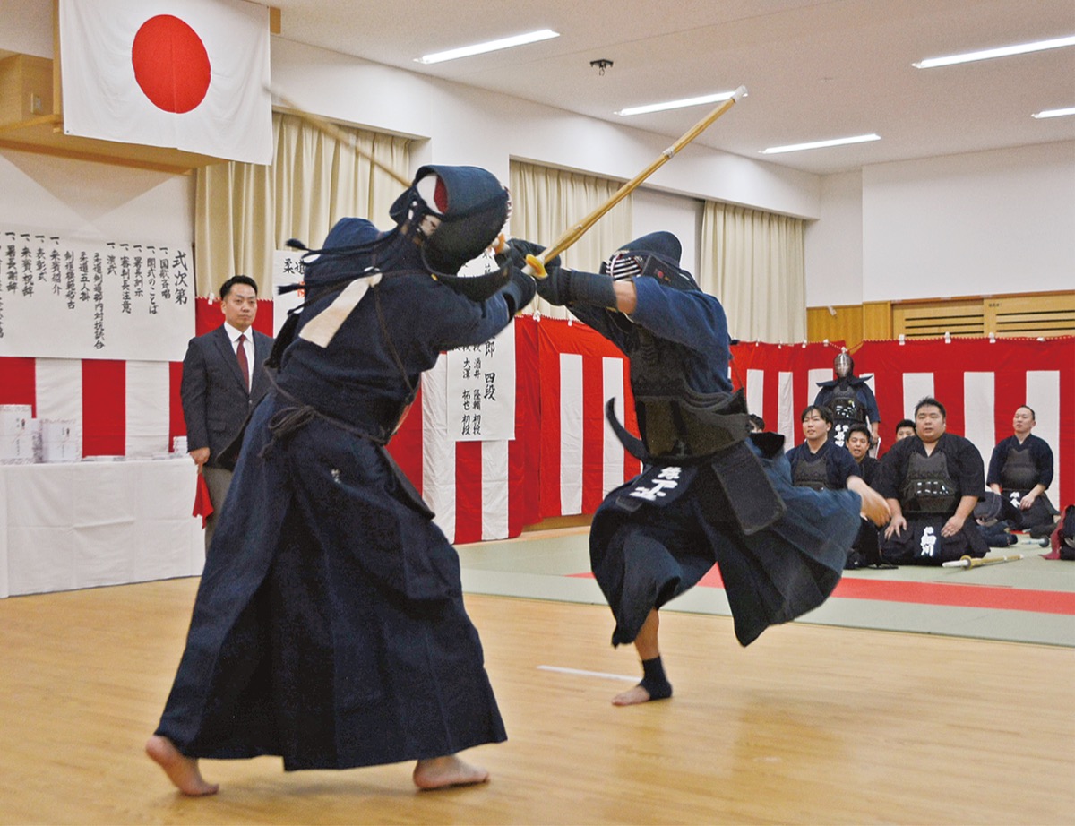 剣道の試合で緊迫感のある攻防を見せる選手たち