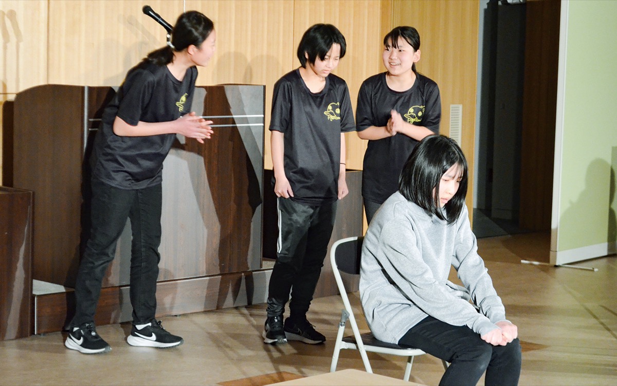 闇バイトに巻き込まれる中学生らを演じた東鴨居中の演劇部員