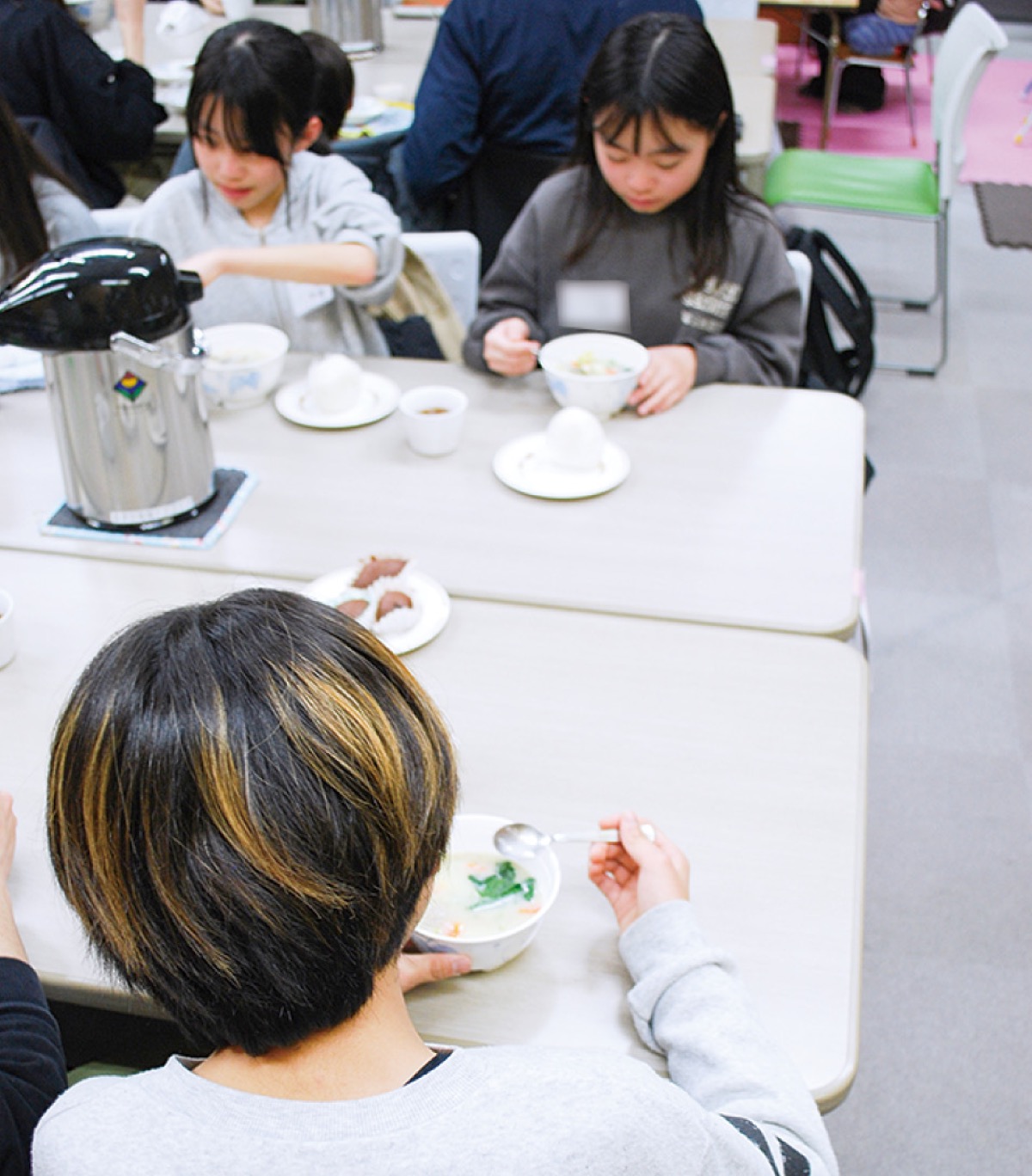 考案したシチューを食べる長津田小学校の児童たち