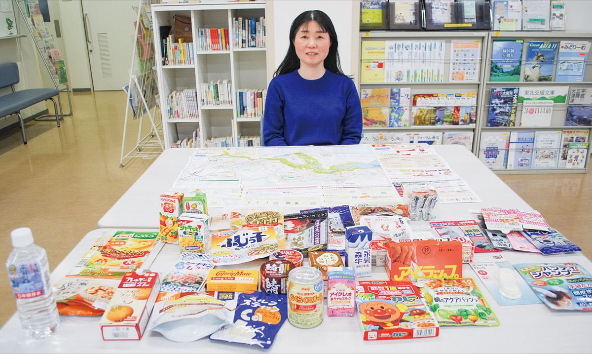 食品や携帯トイレなどを紹介する篠遠さん