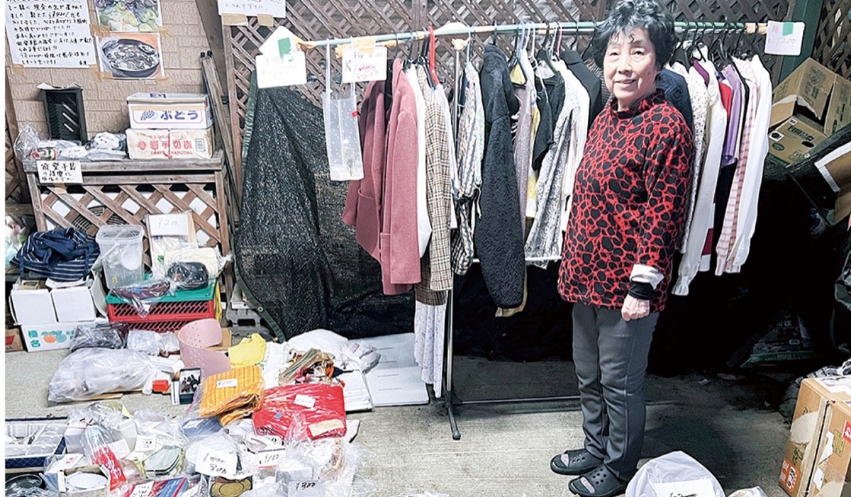 品物を販売して募金活動に取り組む赤尾さん（2024年12月）