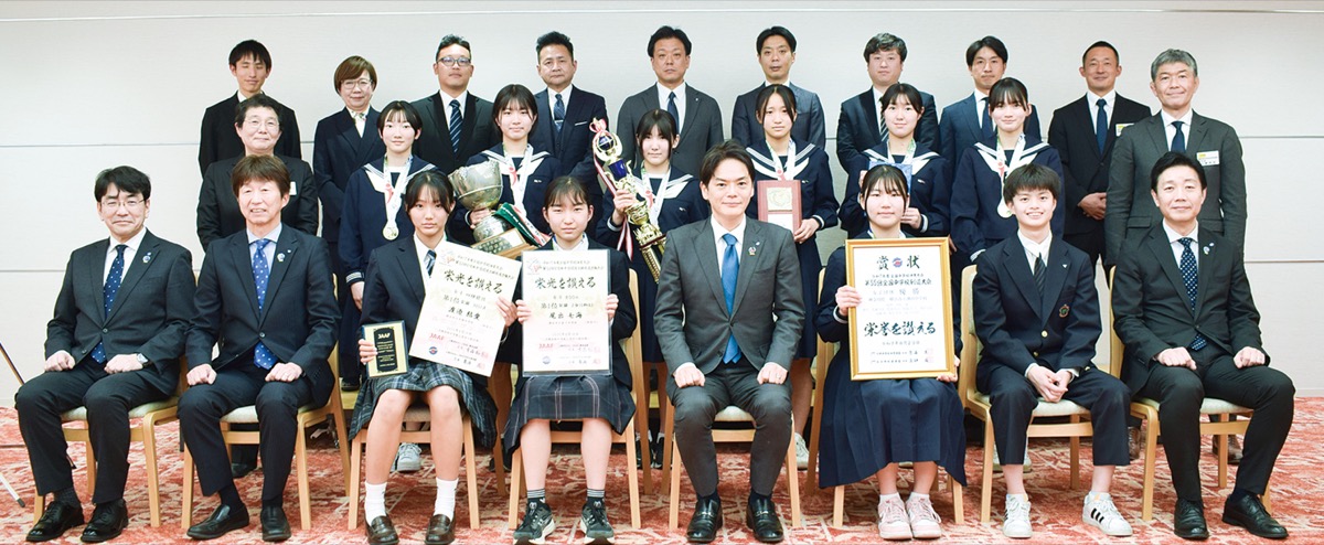 大会報告を行った生徒たち