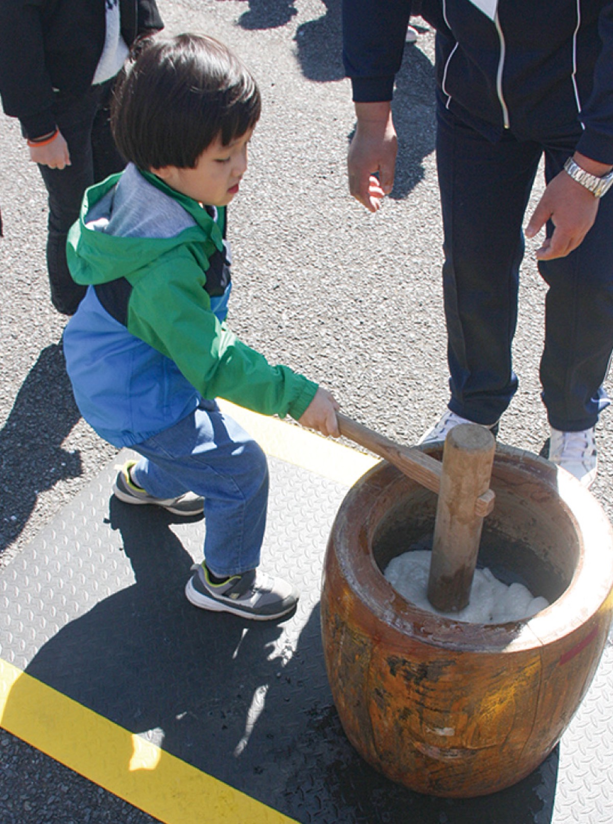 餅つきに参加した子ども