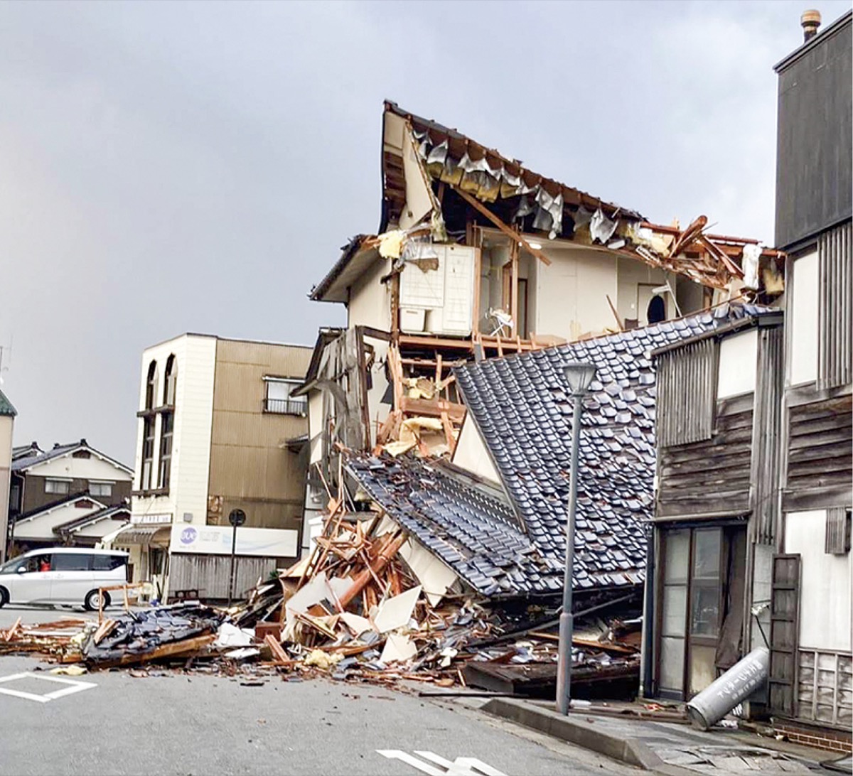 石川県輪島市内で倒壊した建物（石川県人会提供）