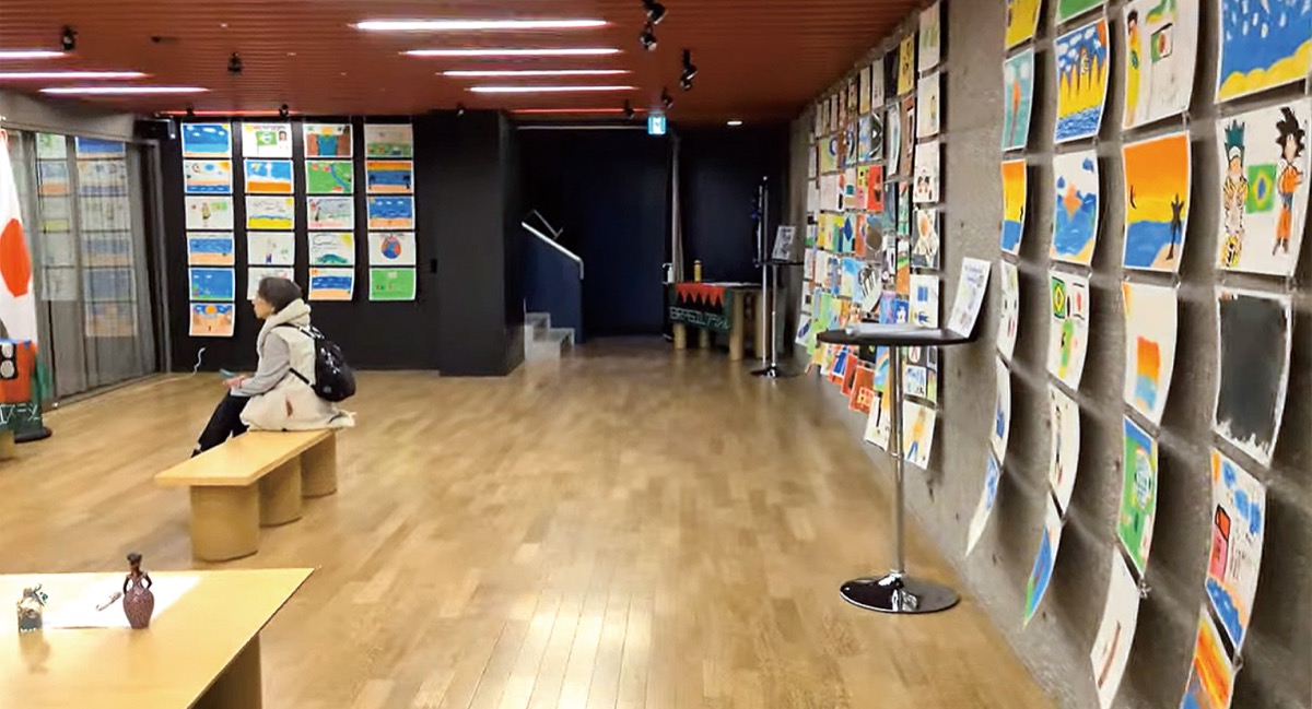 ブラジル大使館内での作品展（飯田さん提供）