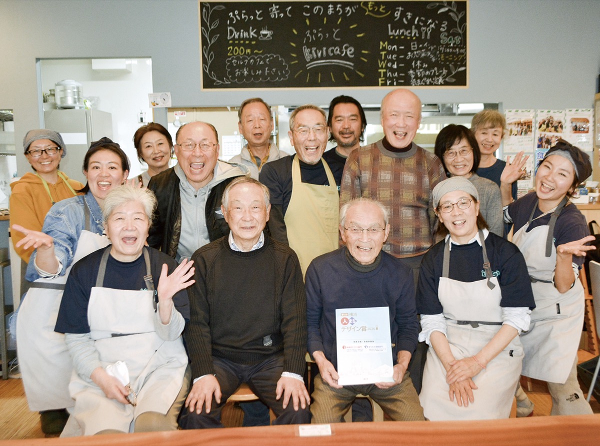 根岸さん（右）、武藏さん（左から２人目）と、ぷらっとｋｉｒｉｃａｆｅのボランティアスタッフら