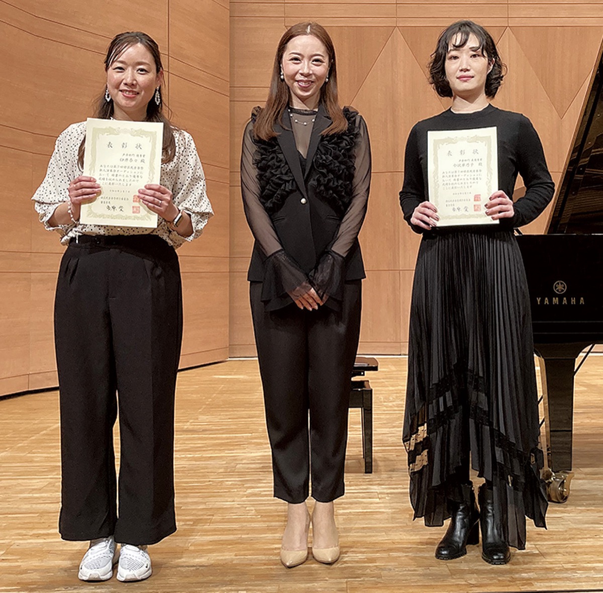 表彰状を受け取った臼井さん（左）と今状さん（右）（同会提供）