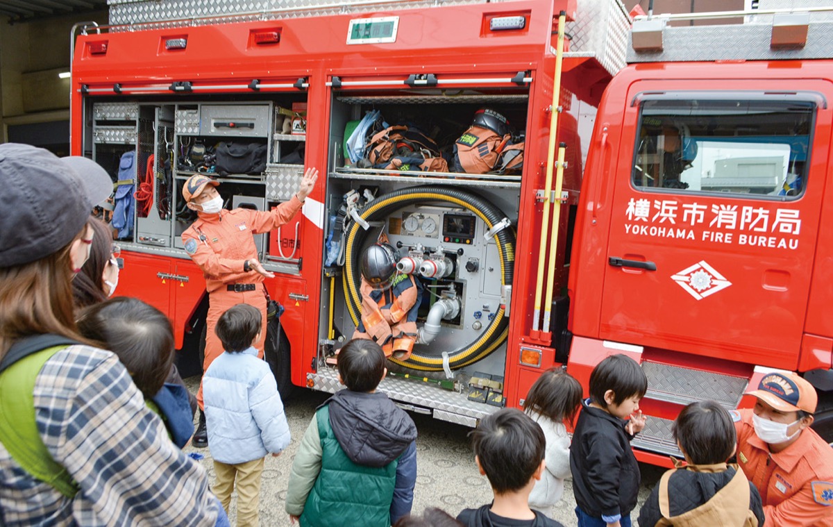 救助工作車について説明を受ける参加者たち