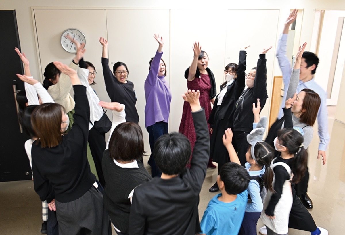 円陣を組んでコンサート成功に向けて気合を入れるメンバーたち（提供写真）