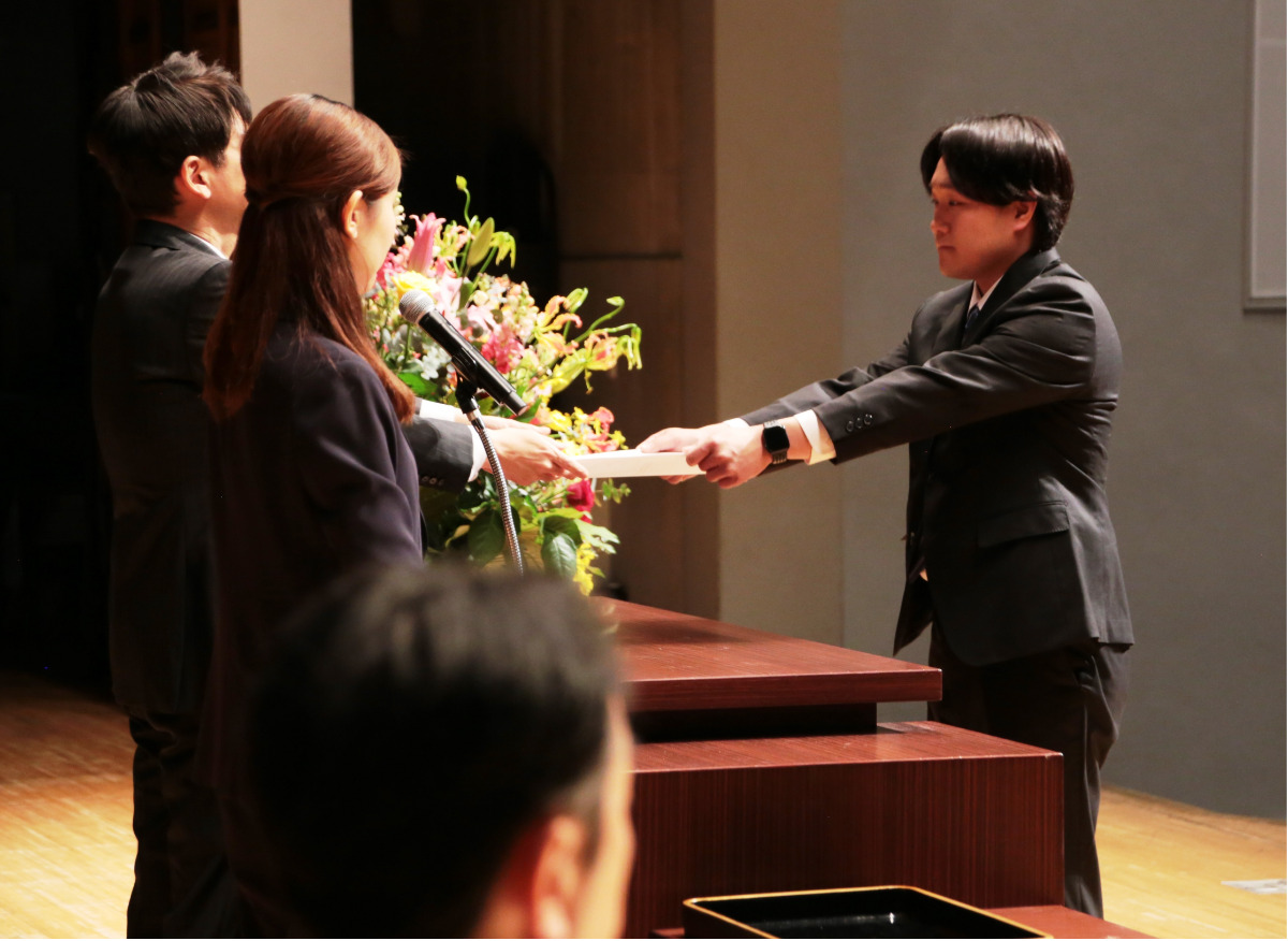 辞令を受け取る海老澤さん（右）
