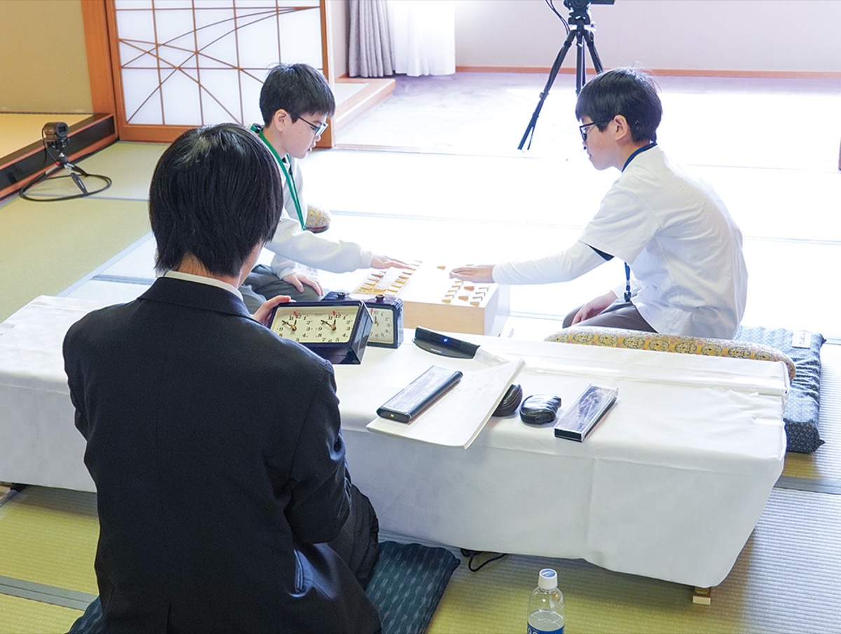 「竜王の間」で対局する武井さん(右)=父の武井慎一郎さん提供