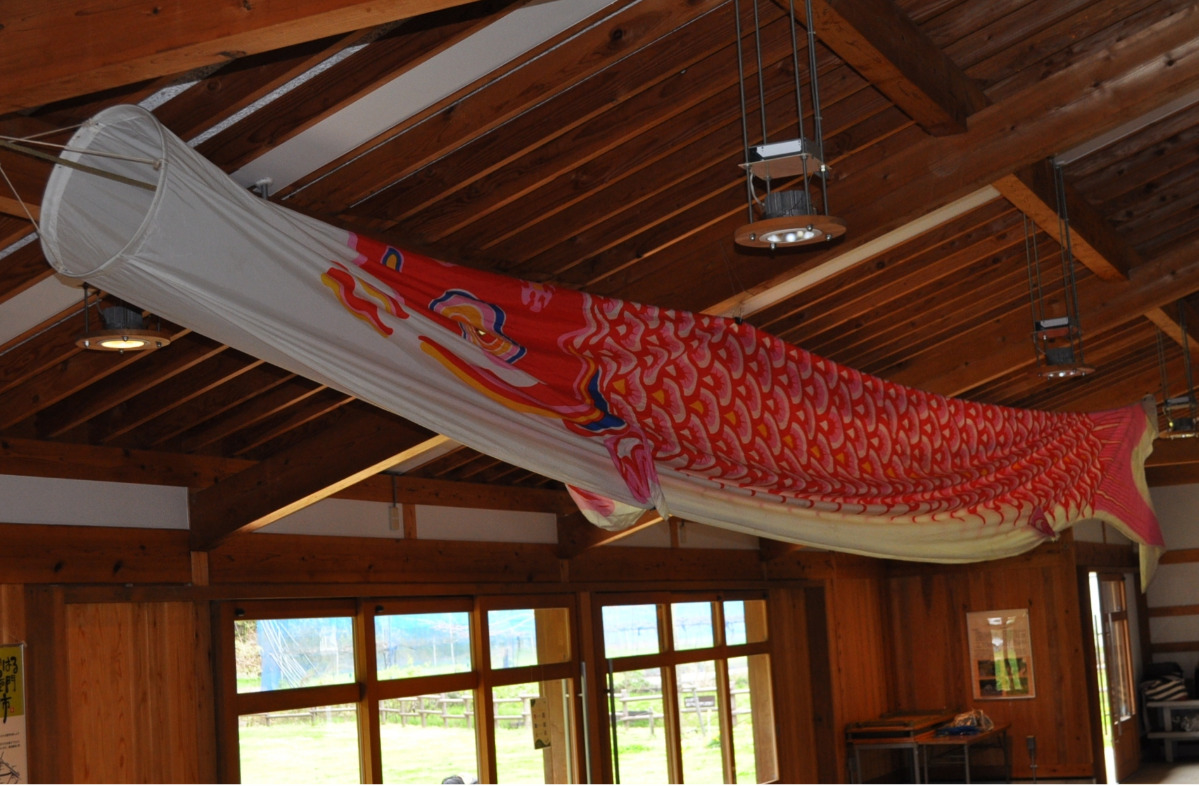 つどいの家の中にある大きなこいのぼり