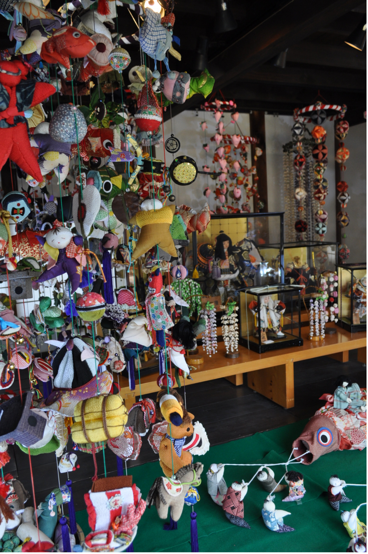 たくさんのつるし飾りなどが展示されている旧奥津邸長屋門の内部