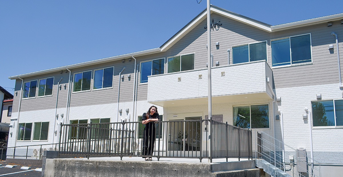 閑静な住宅街に立地。外を眺めると向かいの公園で遊ぶ子どもの姿に癒される