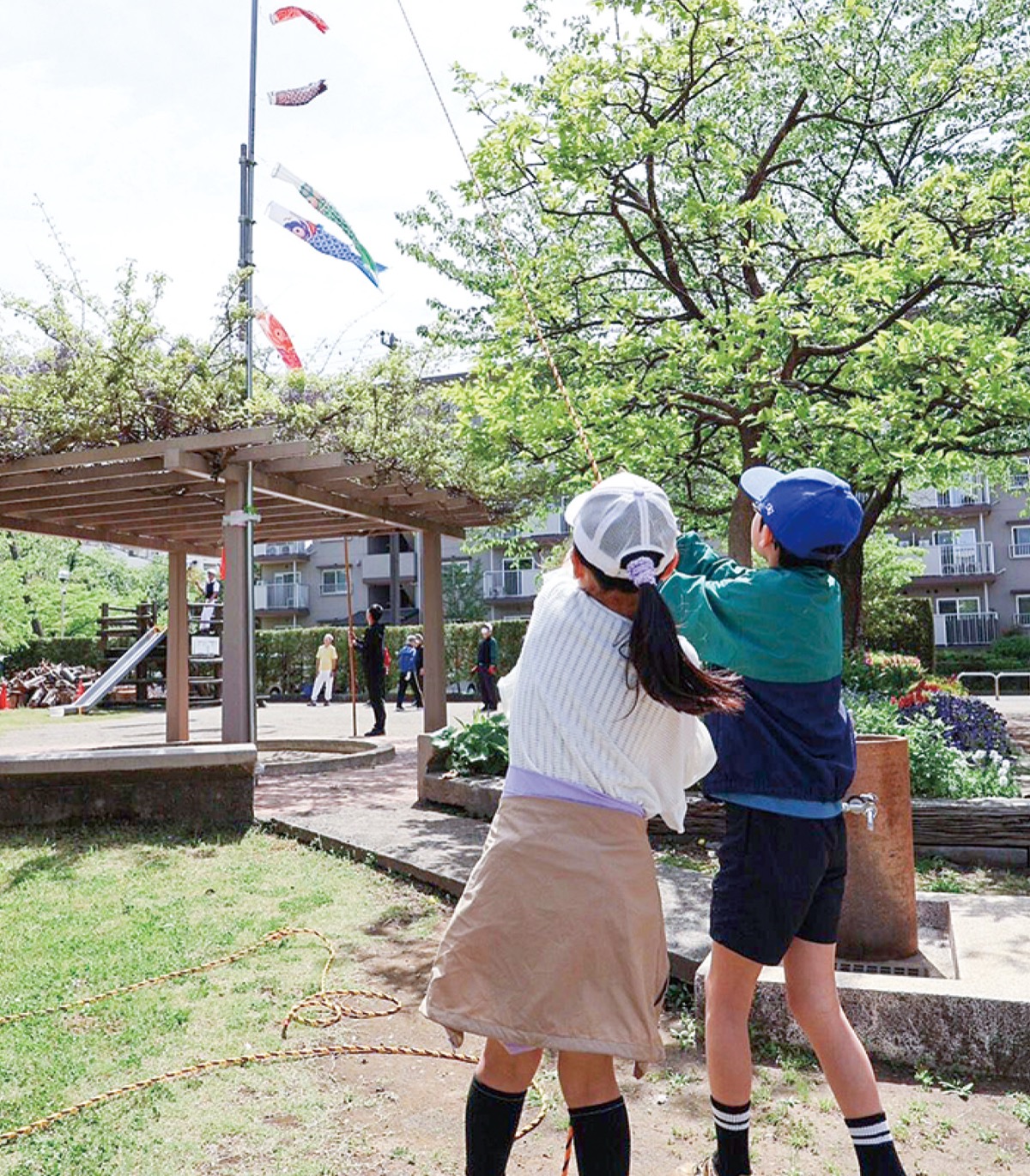 こいのぼりを揚げる体験をした子どもたち（同自治会提供）