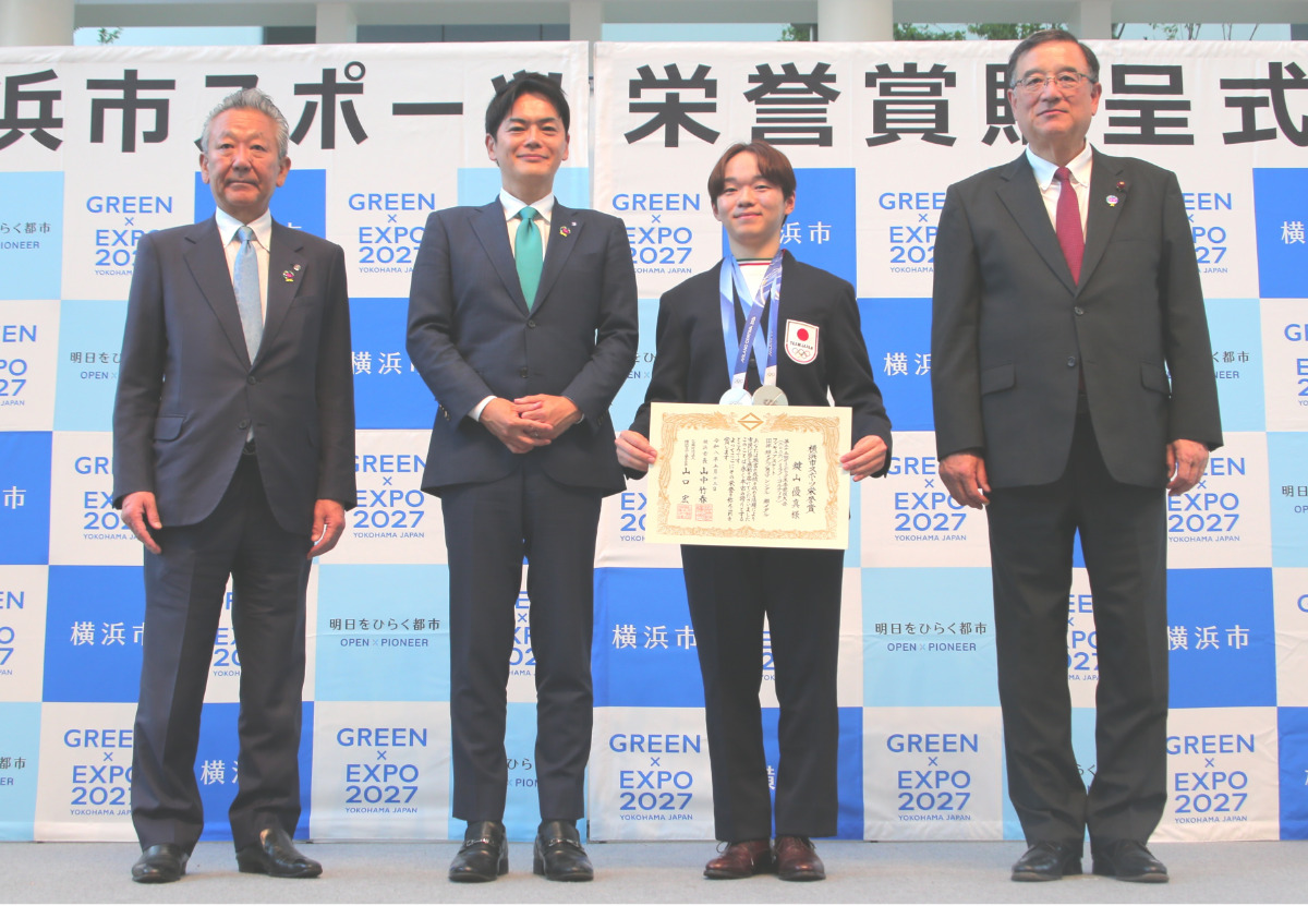 左から横浜市スポーツ協会の山口宏会長、山中市長、鍵山選手、横浜市会の渋谷健議長