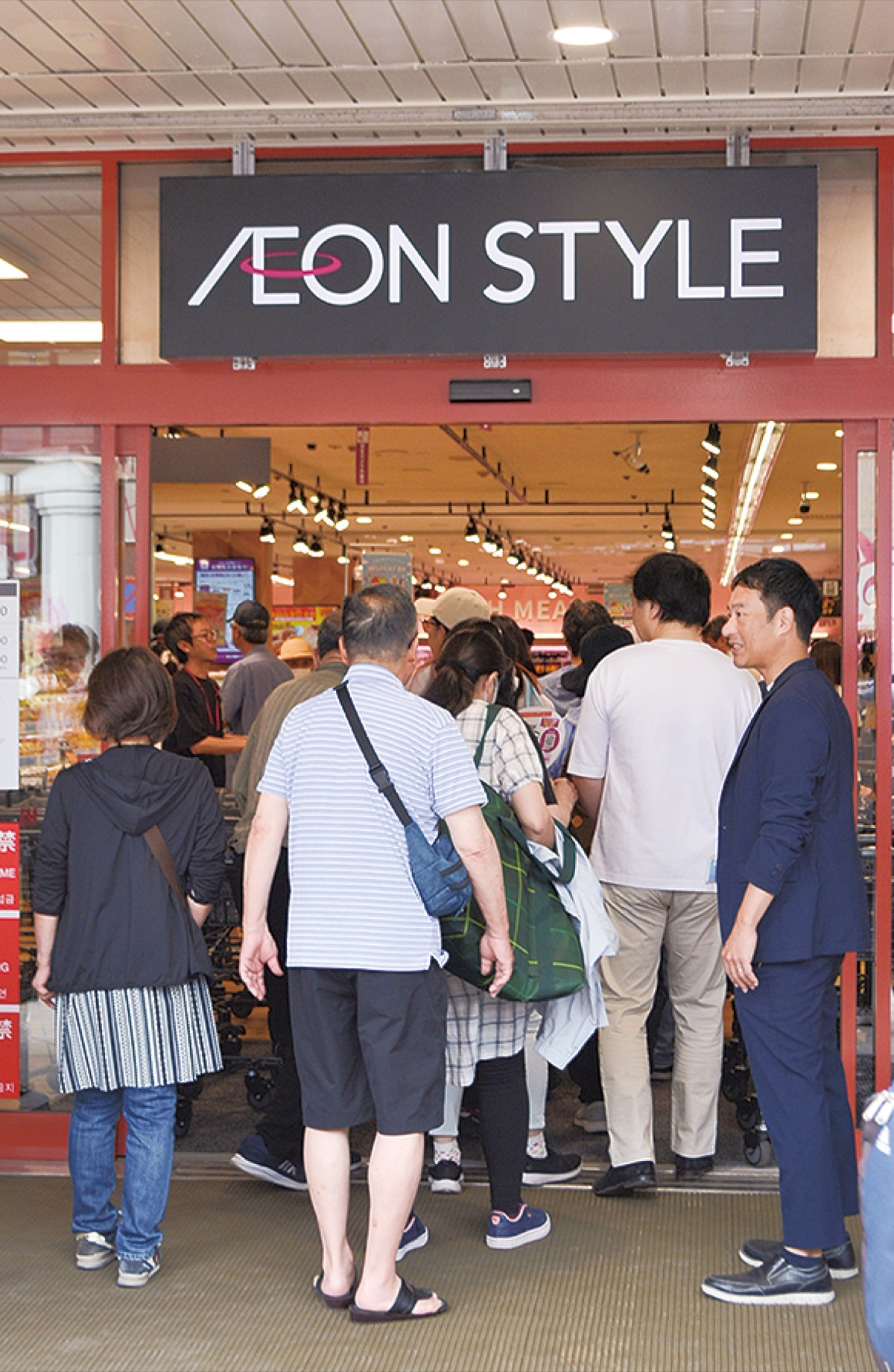 次々と入店する利用者たち