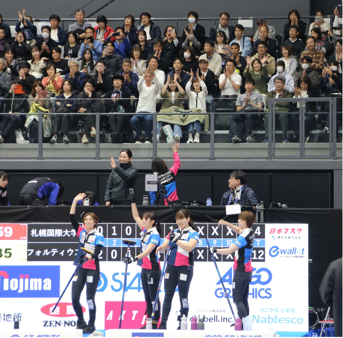試合に快勝し、観客に手を振るフォルティウスの選手