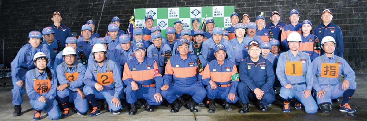 緑消防団員と式典に出席した緑消防署員ら