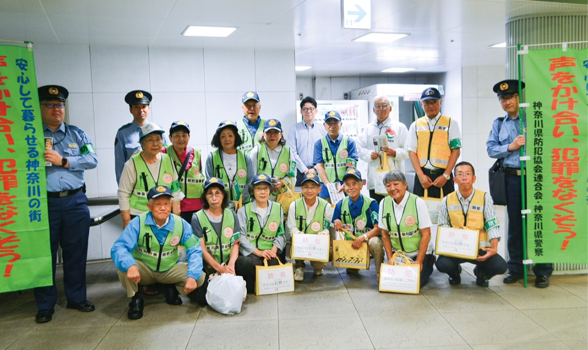 駅構内で撲滅を呼び掛けた参加者たち