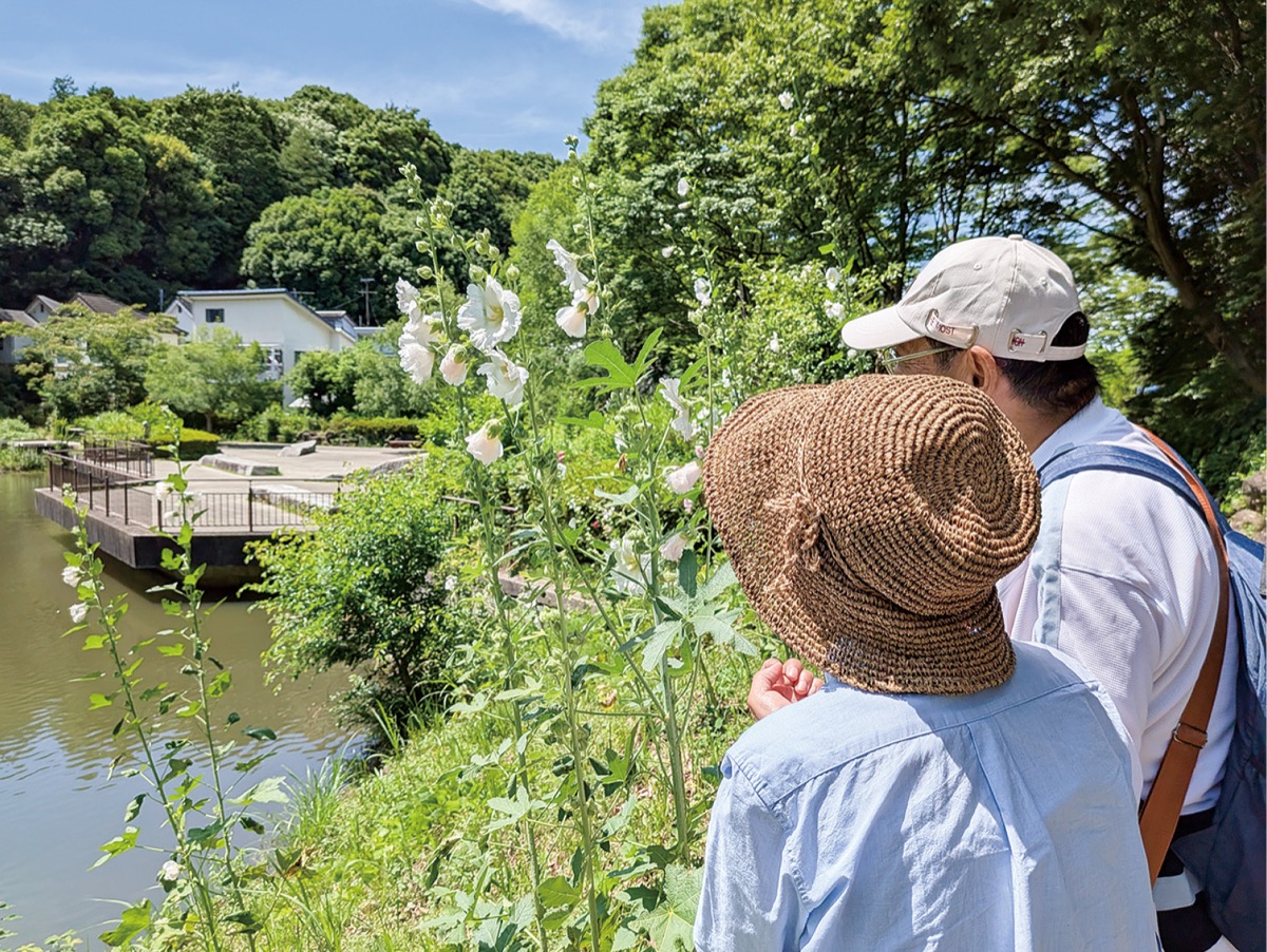 花を愛でる来園者