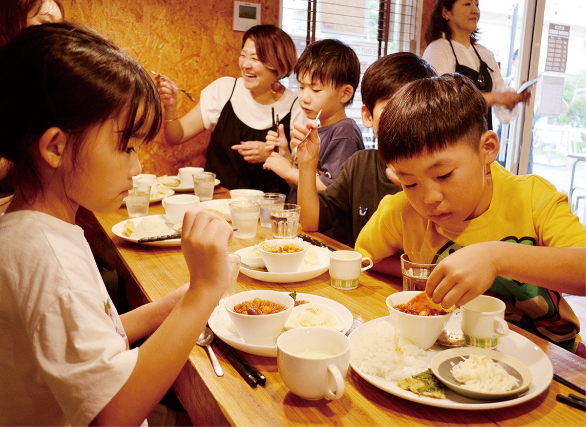 会話を交わしながら食事をする参加者