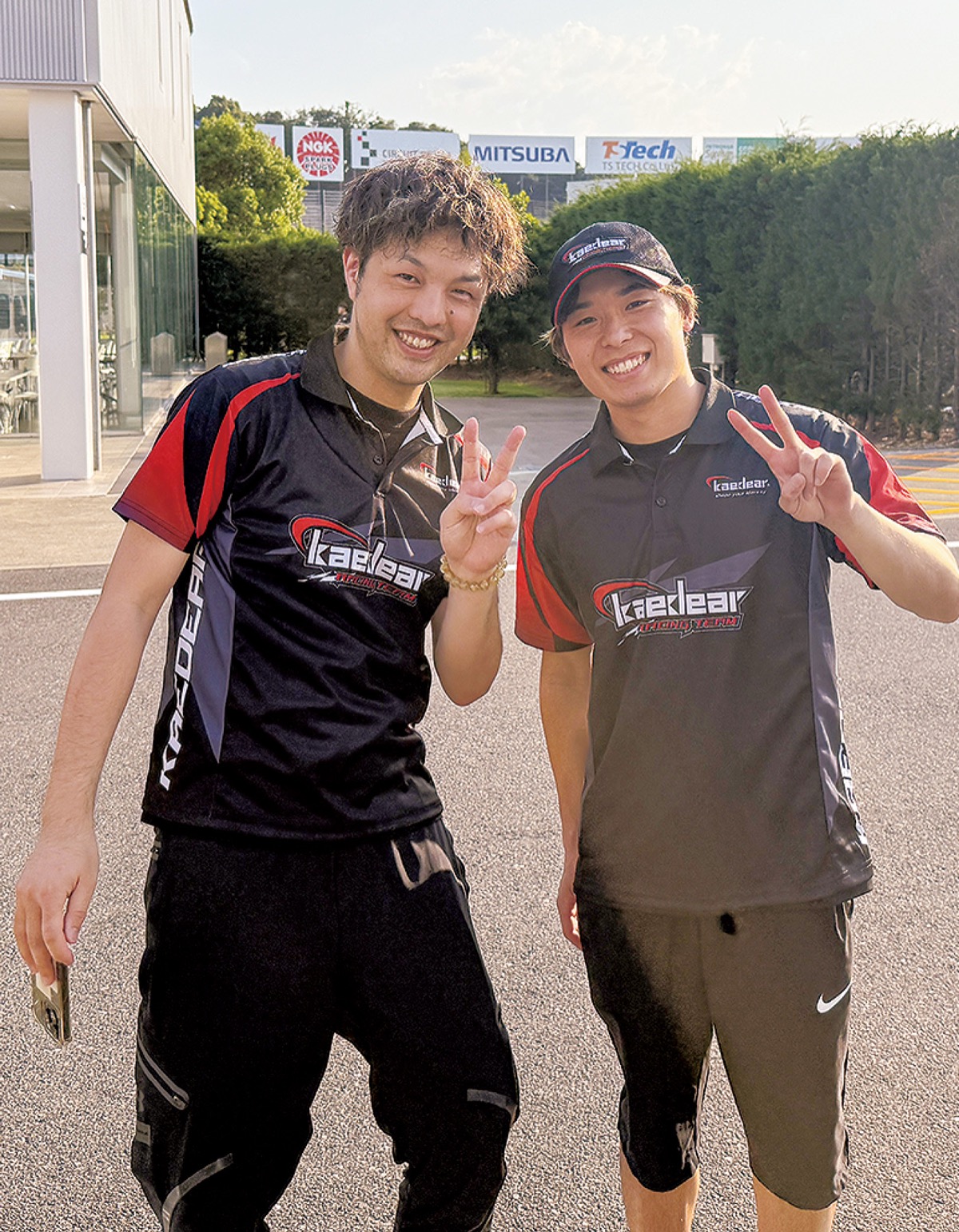 飯沢代表(左)と石塚選手(同社提供)