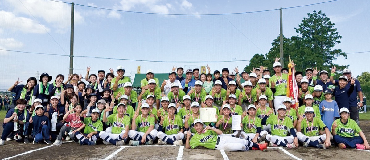 笑顔の記念撮影(提供写真)