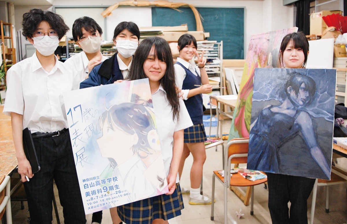 ポスターを持つ村川さんと、美術科の生徒たち
