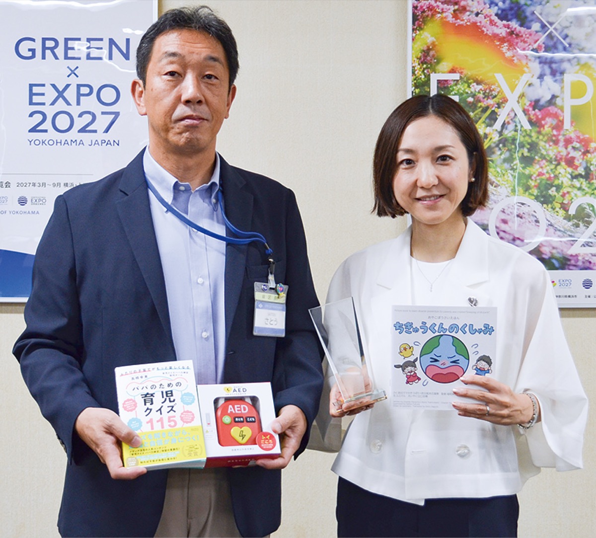 佐藤区長(左)に結果を報告した