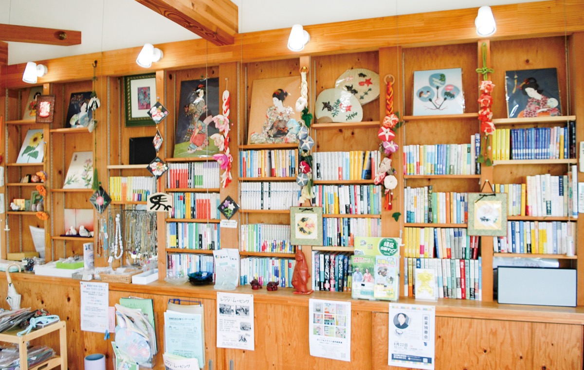 店内には住民から寄付された本や作品が並ぶ