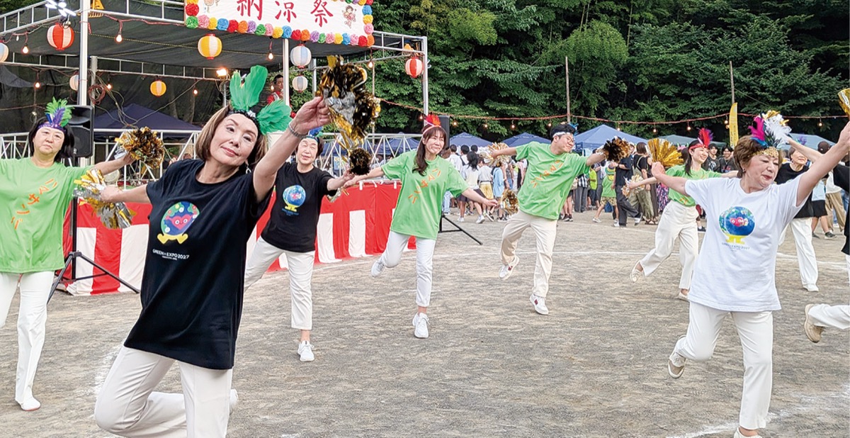 ハマサンバではダンサーも登場した