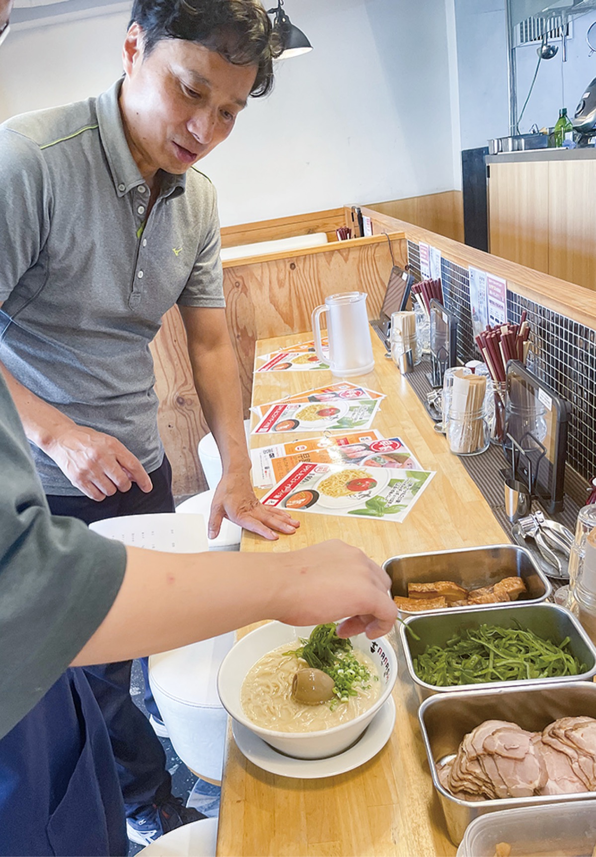 ラーメン作りを教わる生徒
