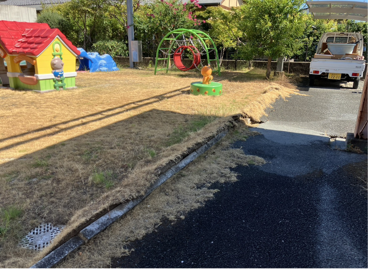 地震で一部隆起した園庭=園長会提供