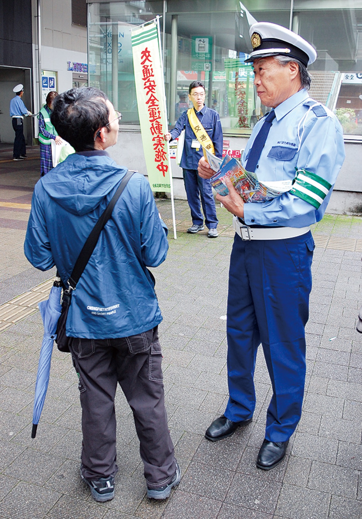 通行人に交通安全を呼びかけた