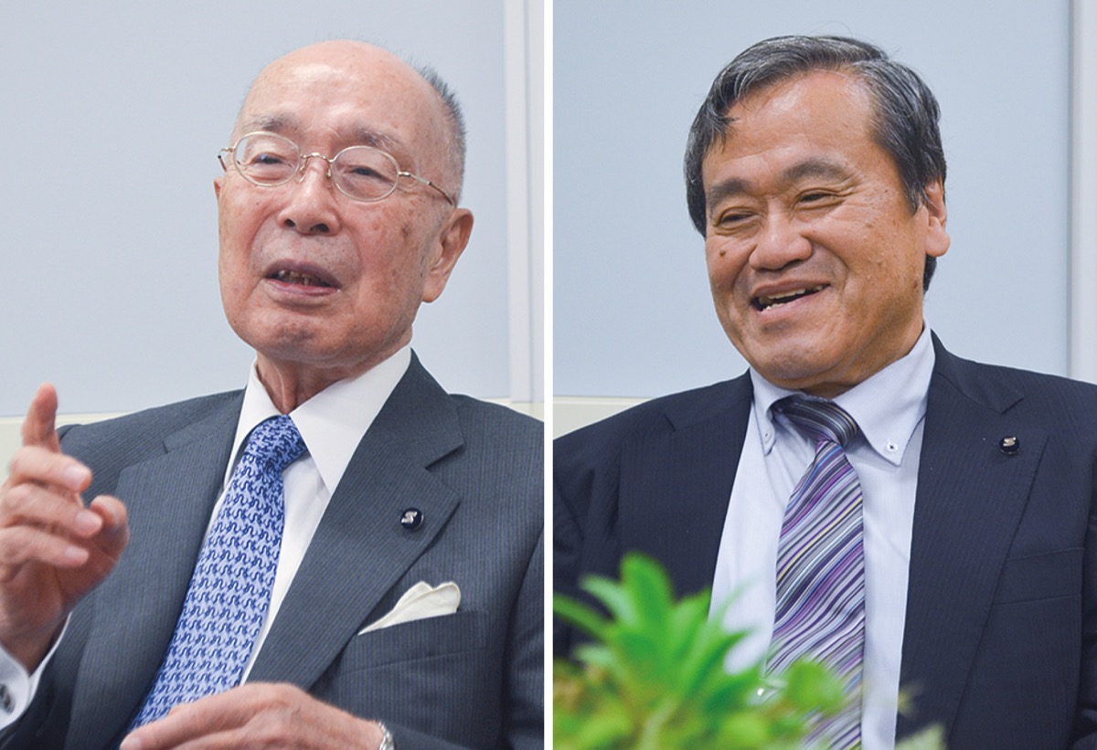 インタビューを受ける伊賀氏(左)と小山氏