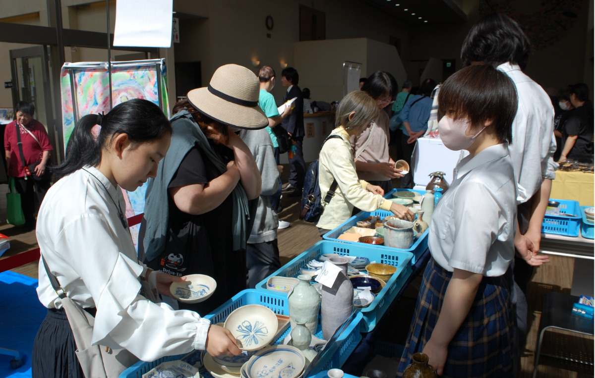 白山高校による陶器市の様子