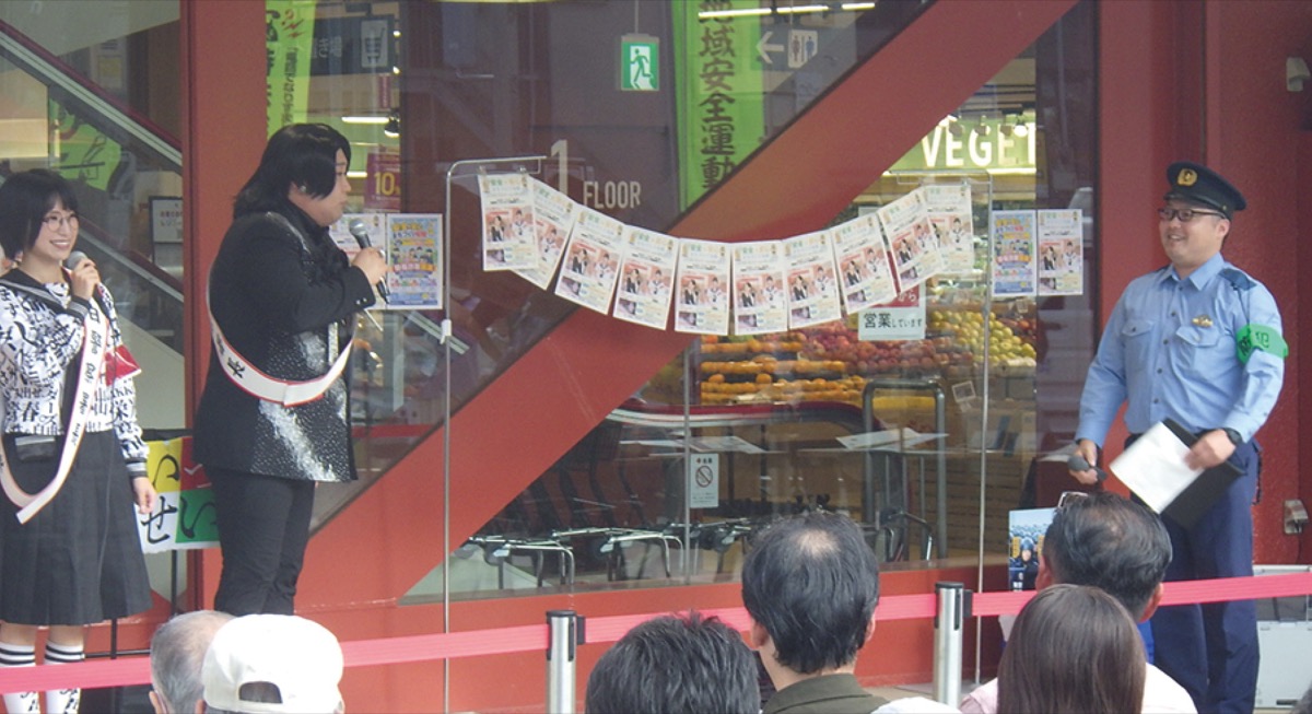会場では署員とともに防犯を呼び掛けた(提供写真)
