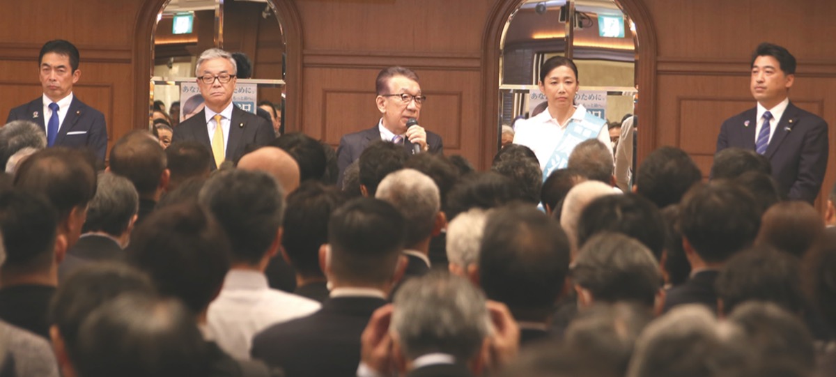 原澤氏の集会であいさつに立つ(左から)国民民主党・小粥康弘市議、日本維新の会・松沢成文参議院議員、自民党・佐藤茂市議、原澤氏、公明党・三浦信祐参議院議員(10月15日、中区)