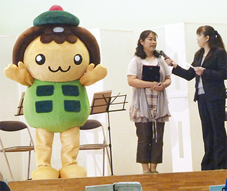 新キャラクターの「たかたん」（左）と、発案者の志村さん（中央）