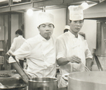 選手村で調理場に立つ大和さん（右）