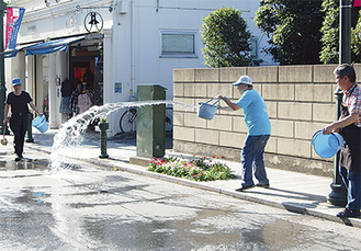 大倉山の商店街でも勢いよく水が撒かれた