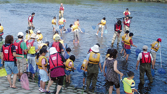 鶴見川で遊ぶ子どもたち提供  京浜河川事務所