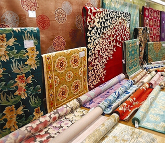 様々な生活を彩る「高級手織絨毯」が所狭しと展示される（写真はイメージ）
